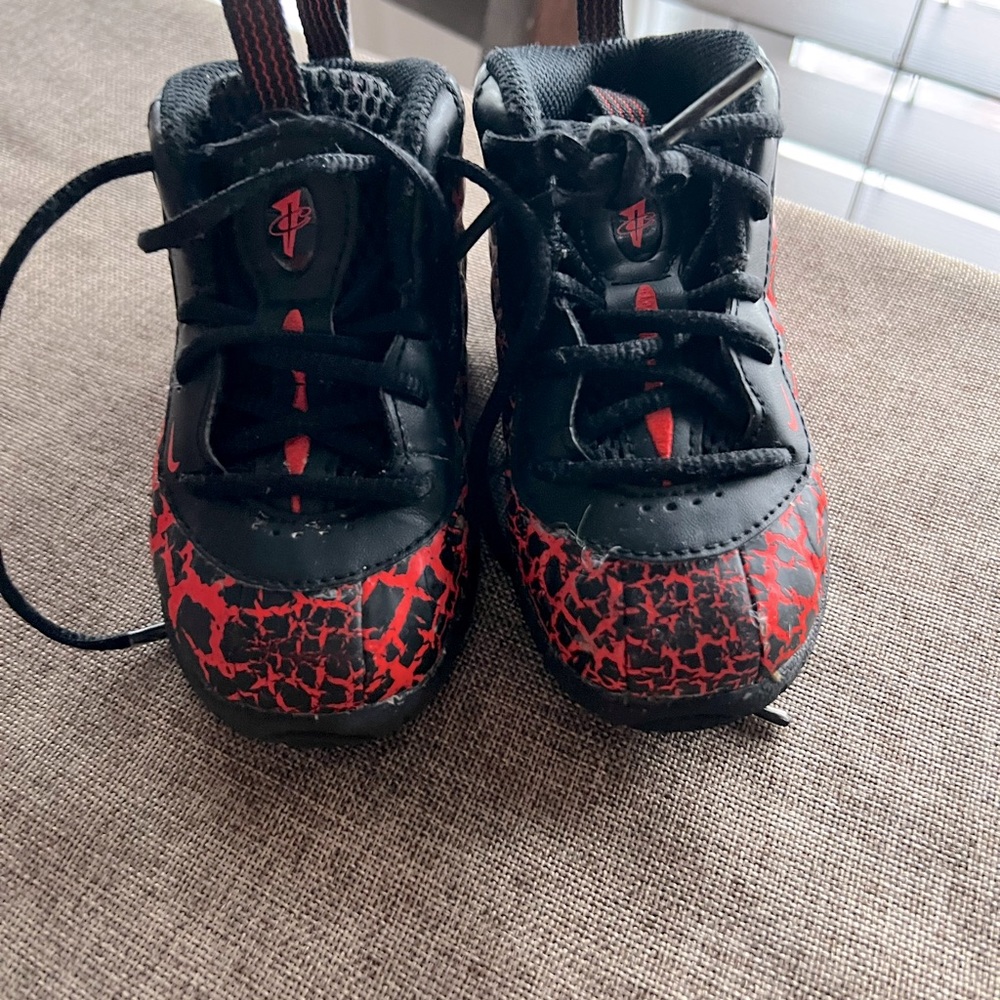 Cute Red & Black Nike for baby boy… Or girl!!!!